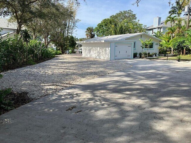 Building Photo - 1408 SW Palm City Rd