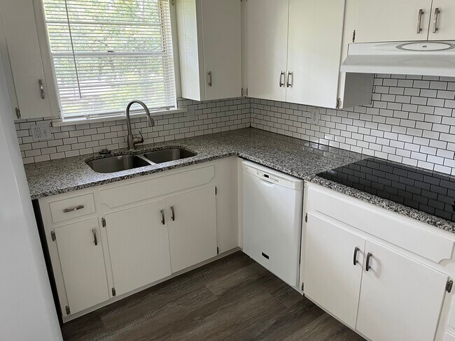 Building Photo - 6301 Iroquois Dr