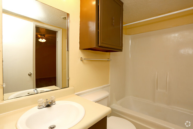 1BR, 1BA - 740SF - Bathroom - Verde Vista