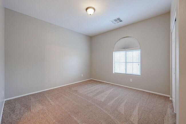 Foto del edificio - 4 bed, 3.5 bath house in Stetson Valley, Phoenix