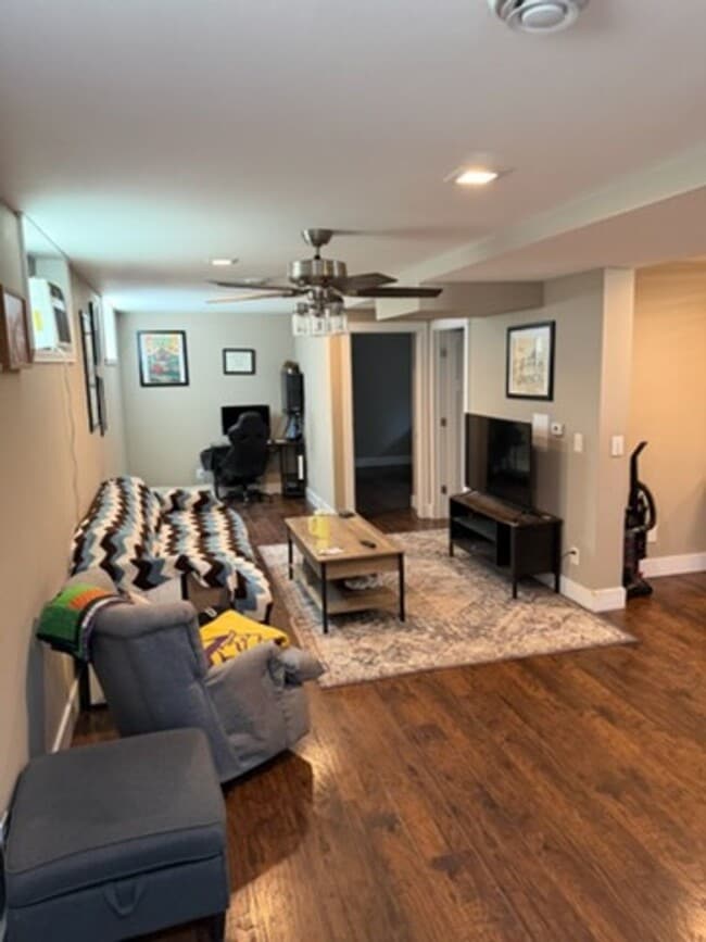 Building Photo - 2 Bedroom Apartment Near DTSF