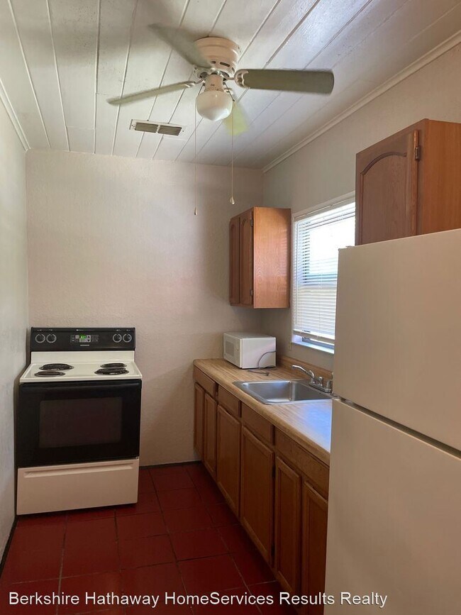 Building Photo - 2 br, 2 bath House - 241 Palm Ave  #22-23