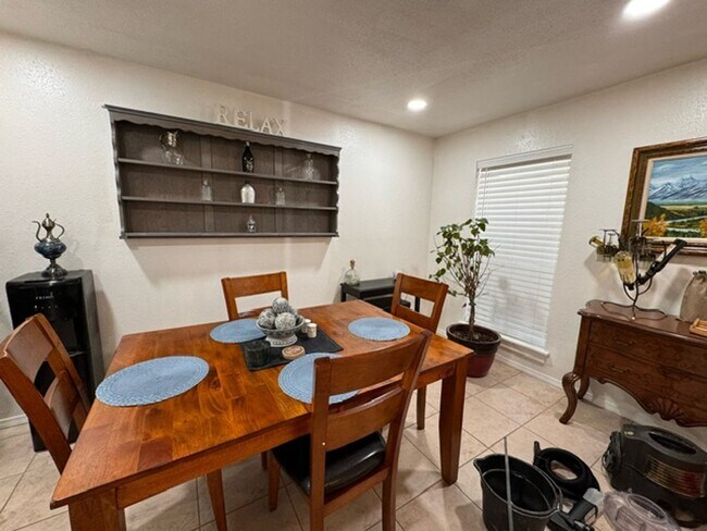 Building Photo - Beautiful fully furnished property with se...