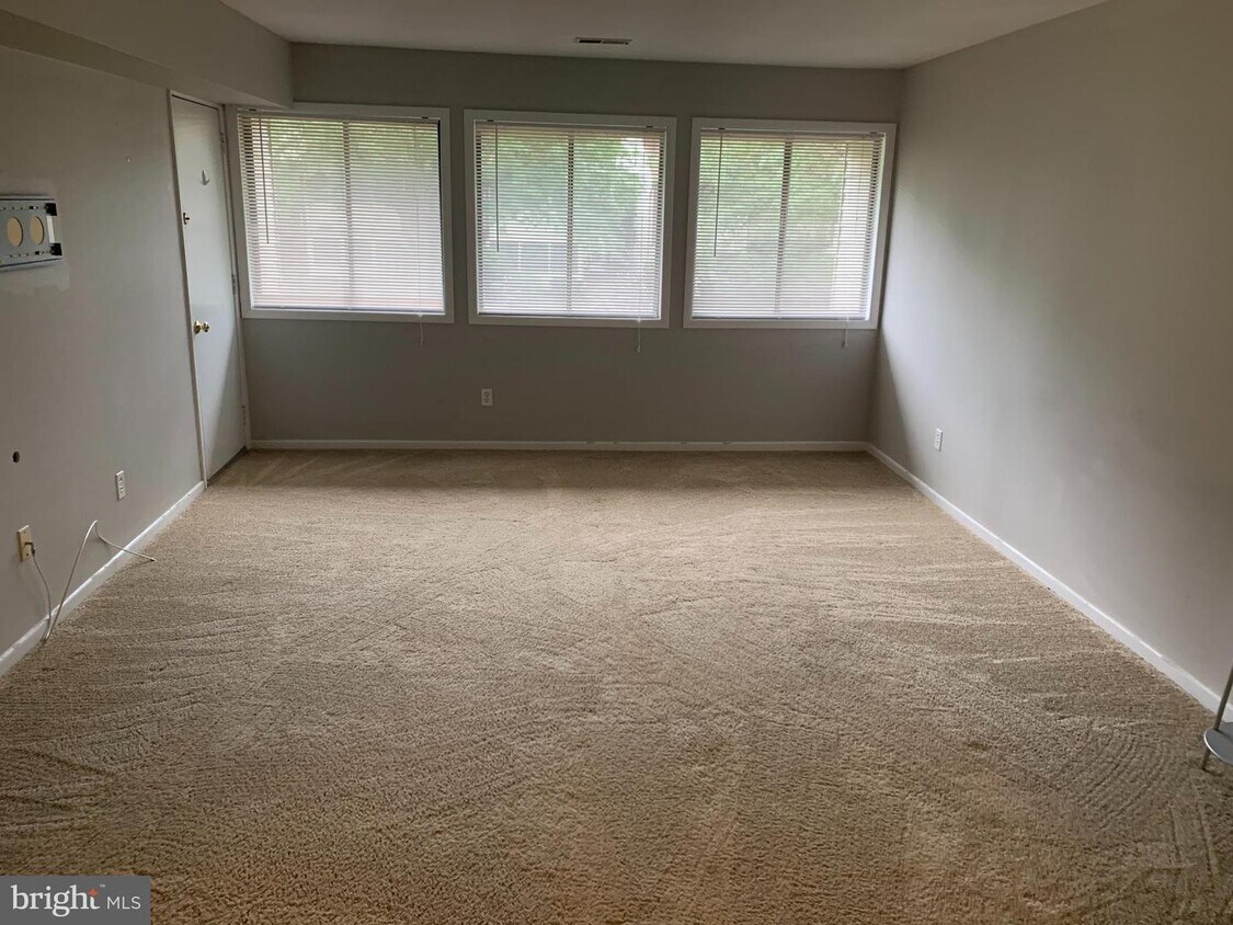 16 Avon Dr, East Windsor, NJ 08520 Room for Rent in East Windsor, NJ