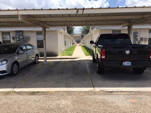Foto del edificio - 807 N Cross Ln