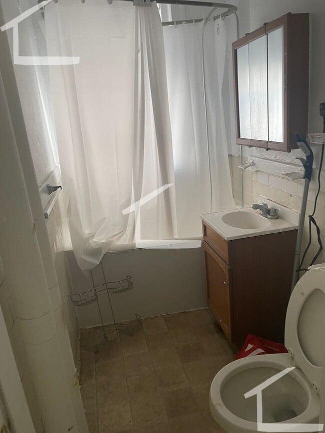 Building Photo - No Brokers Fee, No Security Deposit, Heat Hot Water Included, 2 Bedrooms With No Livingroom, Laun...
