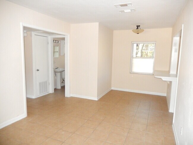 Foto del edificio - QUAINT 2/1 House w/ HUGE Fenced Yard, W/ D, & More! $1100/month Avail May 5th!
