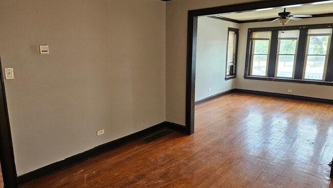 Building Photo - 7146 S Racine Ave