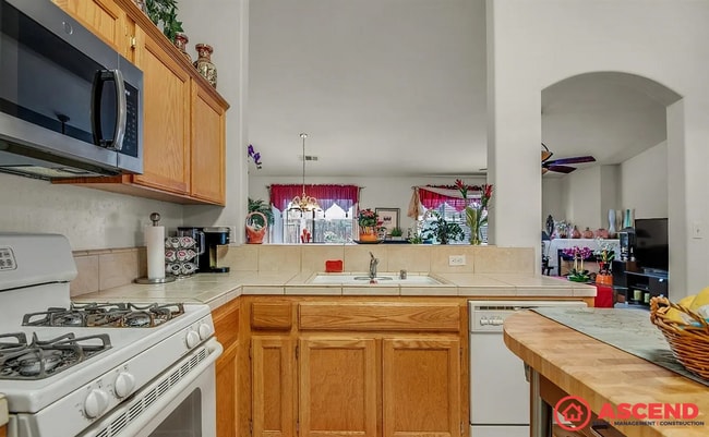 Building Photo - Beautiful 3BD/2BA Home in SW Bakersfield — Fireplace, Landscaping Included & Lovely Backyard!