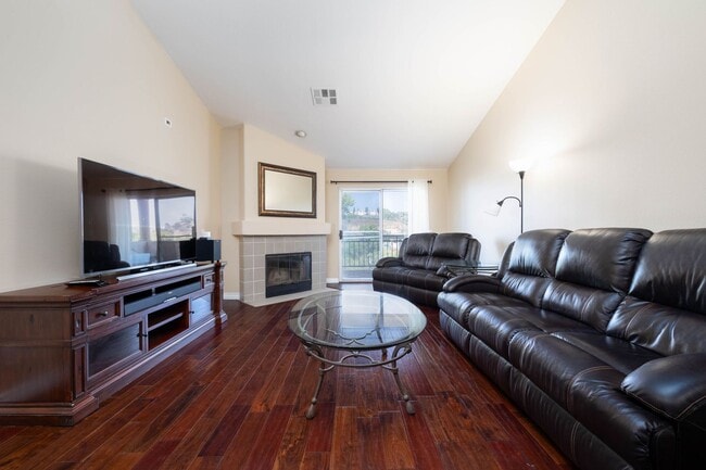 Building Photo - Top Floor Furnished 2 Bedroom Home Near SD...