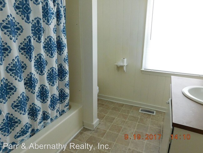 Building Photo - 2 br, 1.5 bath House - 2200 Jackson Street