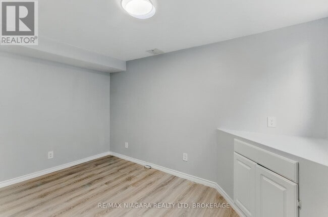 Building Photo - 290 Scholfield Ave S
