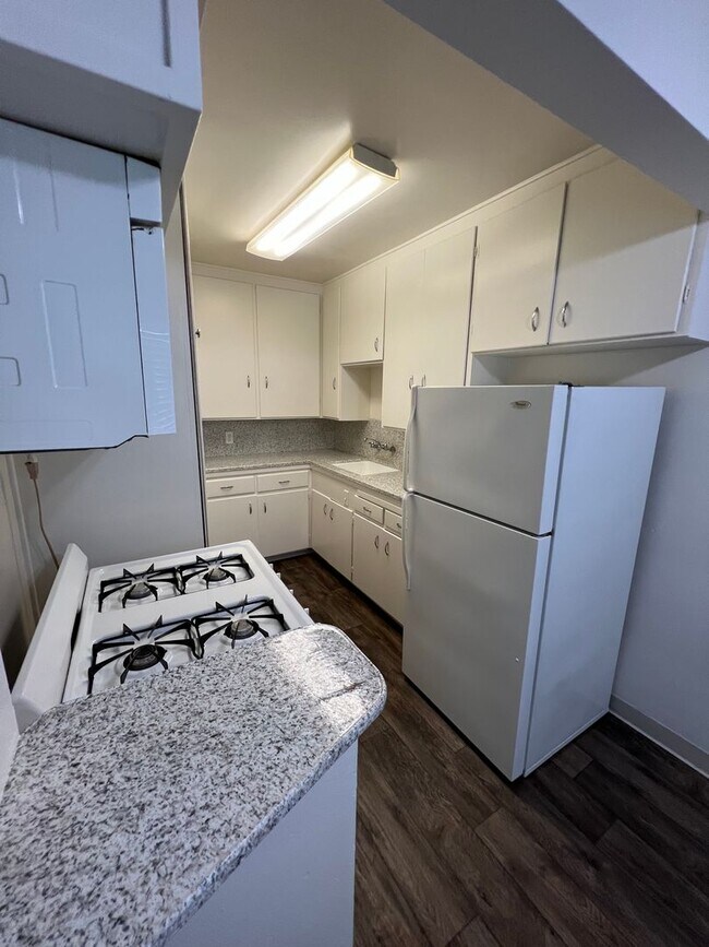 Building Photo - 1/2 Off 1st Month's Rent!!