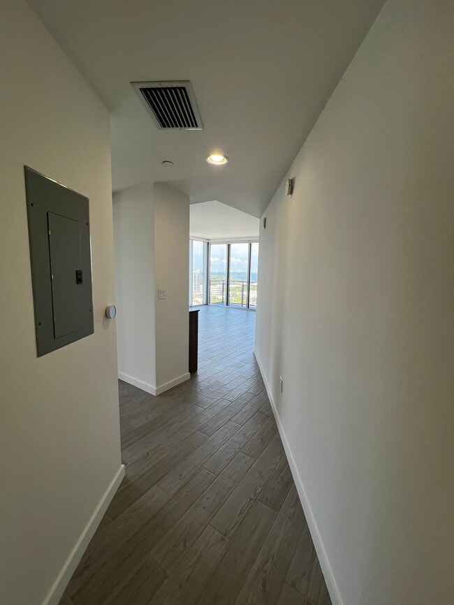 Building Photo - 208 NE 35th Ter