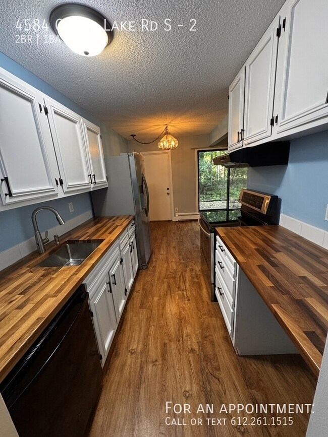 Foto del edificio - 4584 Cedar Lake Rd S