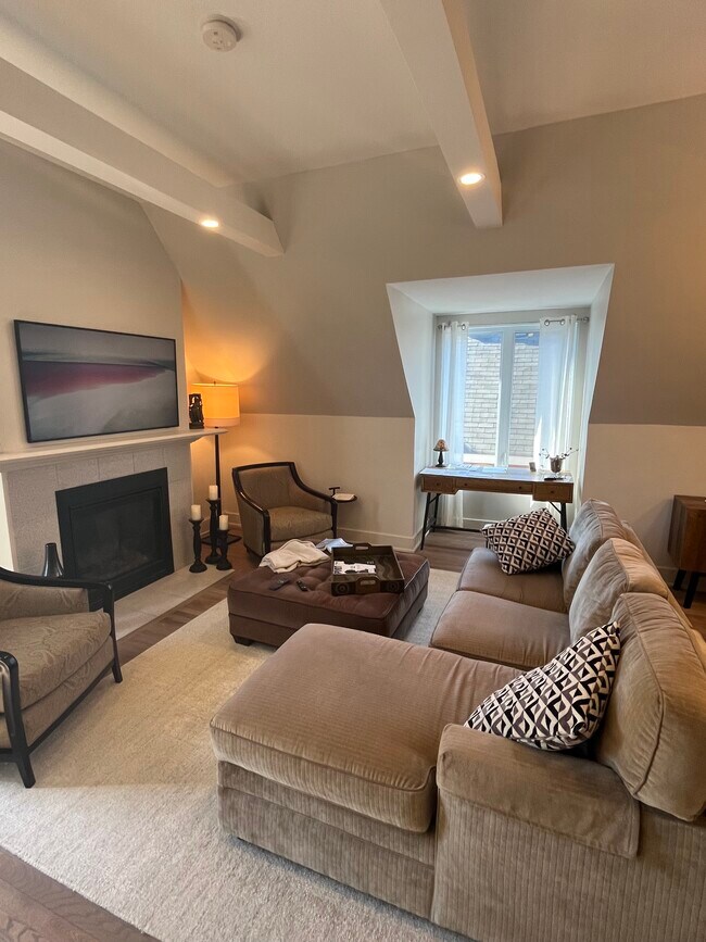 Living Room 17x15 - 538 Maclaren St