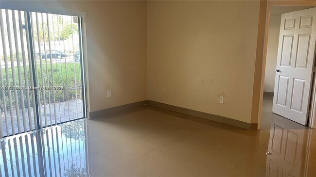 Building Photo - 200 Palm Cir W