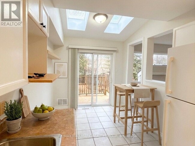 Building Photo - 95 Hemlo Crescent