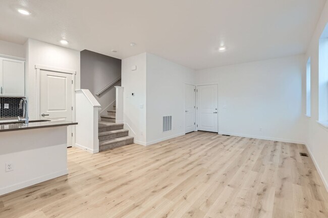 Sala de estar - 1348 S Boston Ct