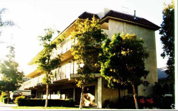 Building Photo - 1202 N Van Ness Ave