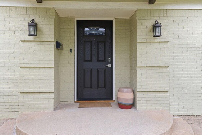 Foto del edificio - "Beautifully Maintained 3-Bedroom, 3-Bath Gem with Modern Updates, Spacious Living and Exceptiona...