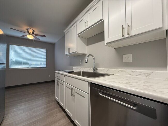 Foto del edificio - Spring Into Your New Apartment! - Get 1st Month Rent Free