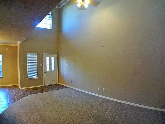 Building Photo - 2865 Westhollow Dr