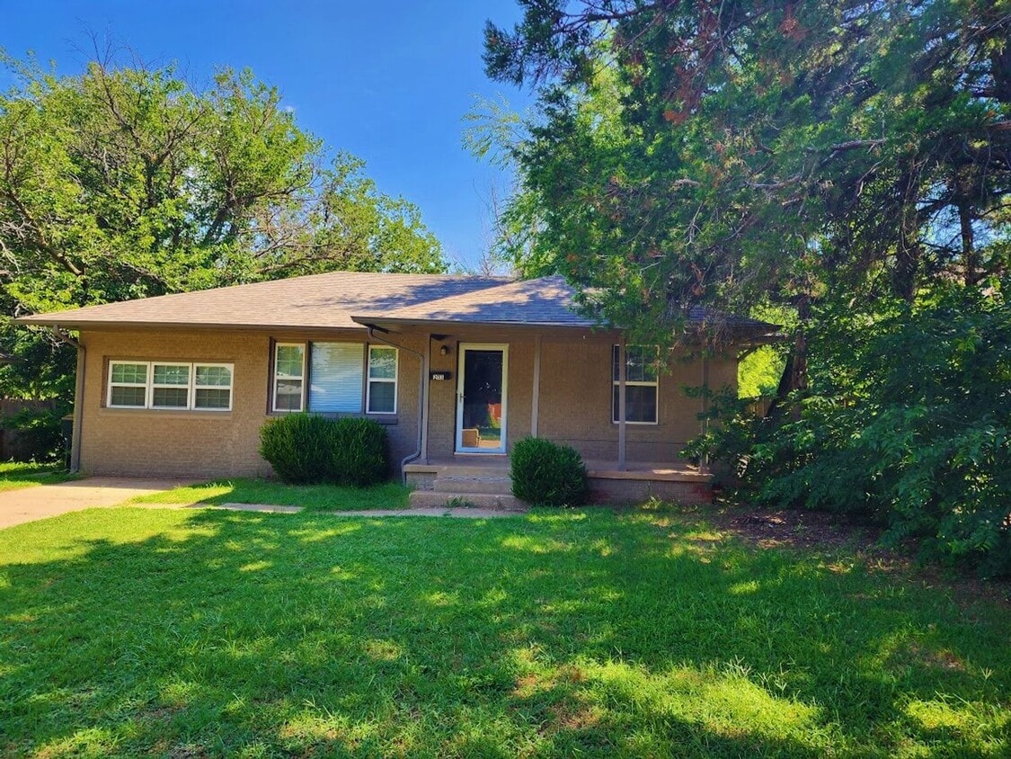 2 Bed 1 Bath Plus Bonus Living/Office Cottage Style Home-The Village NW OKC - 2 Bed 1 Bath Plus Bonus Living/Office Cottage Style Home-The Village NW OKC