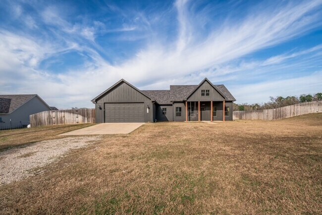 Foto del edificio - STUNNING modern farmhouse built in 2022 on 1 acre just outside the city limits of Tyler!