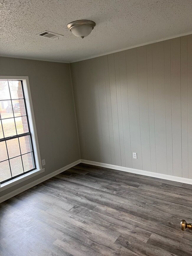 Building Photo - Renovated 3 Bedroom 2 Bath Home for Rent!