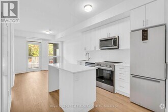 Building Photo - 3240-3240 William Coltson Ave