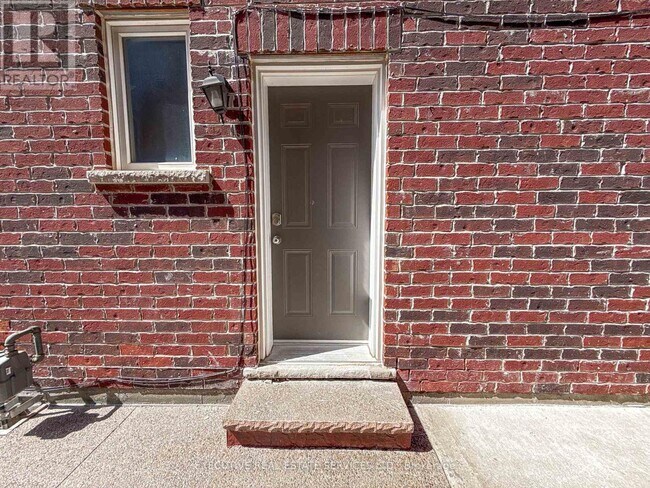 Building Photo - 17 Forsyth Cres