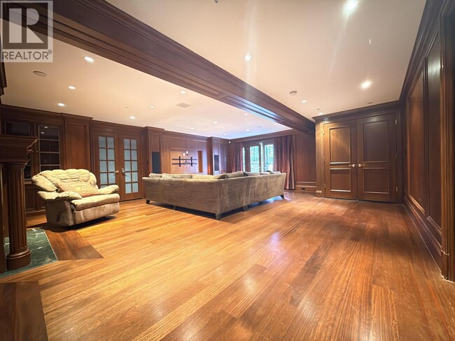 Building Photo - 3637 Pine Cres