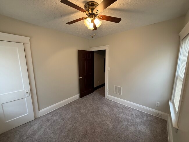 Foto del edificio - 11916 Browning Ave