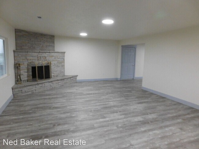 Building Photo - 3 br, 2 bath House - 5661 Bear Lane SE