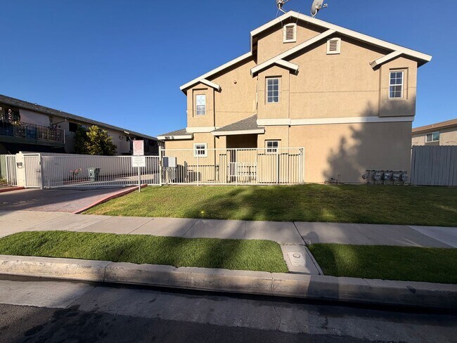 Foto del edificio - Spacious 3 bedroom w/ attached 2 Car Garage For Rent!