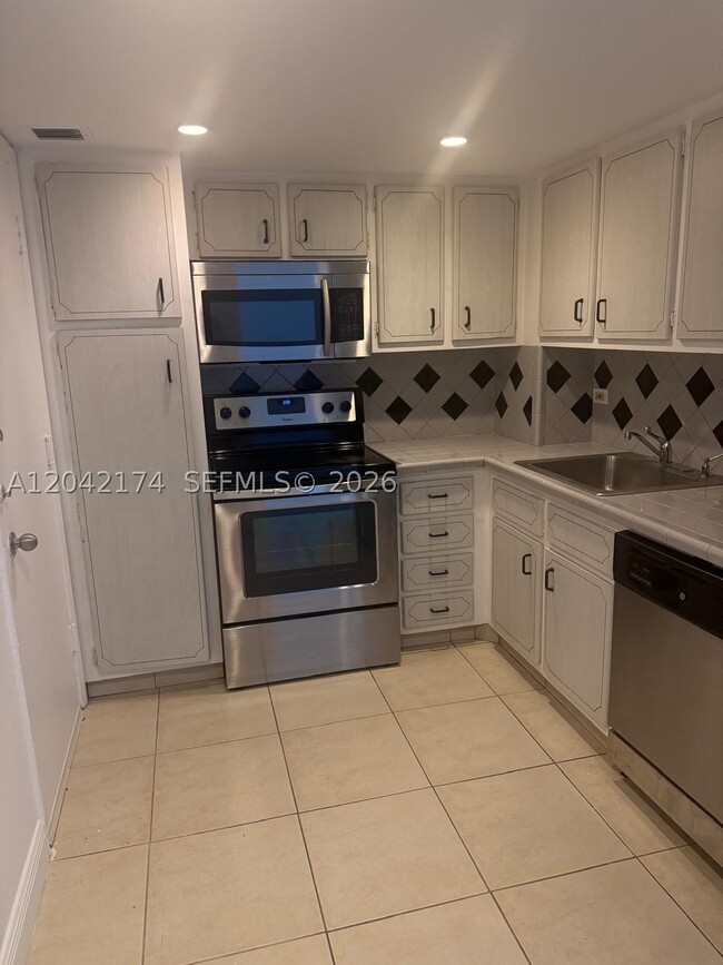 Building Photo - 5005 Collins Ave