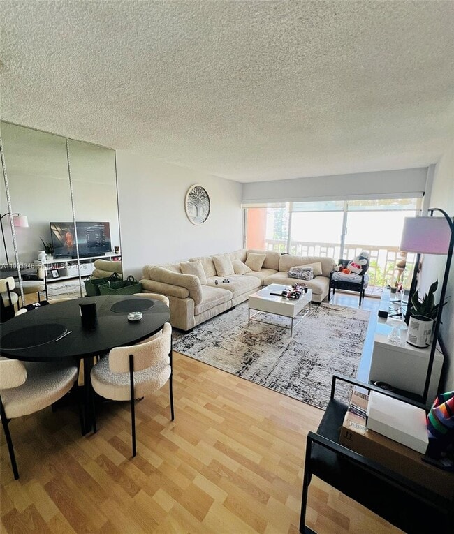 Building Photo - 600 NE 25th St