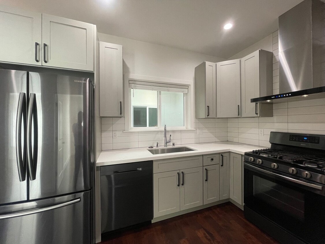 Nice and bright 2 beds and 2 baths with beautiful hardwood floor throughout. - Nice and bright 2 beds and 2 baths with be...