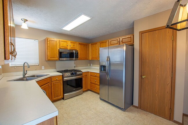 Building Photo - 3 Bedroom / 3 Bath Ranch in Bellevue!