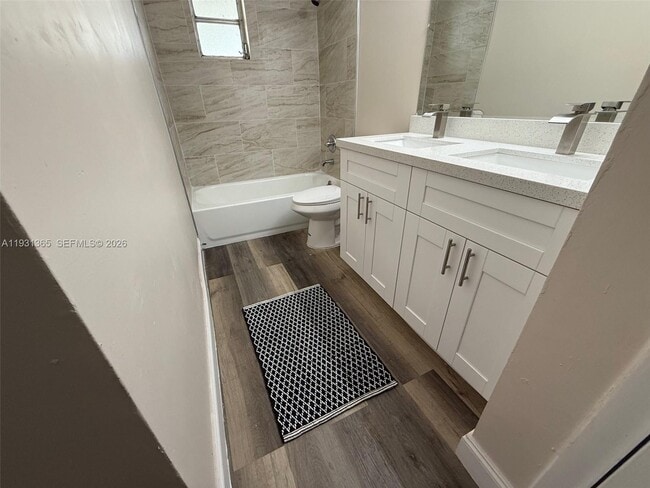 Building Photo - 3033 NW 43rd Ave