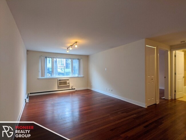 Building Photo - 630 W Wrightwood