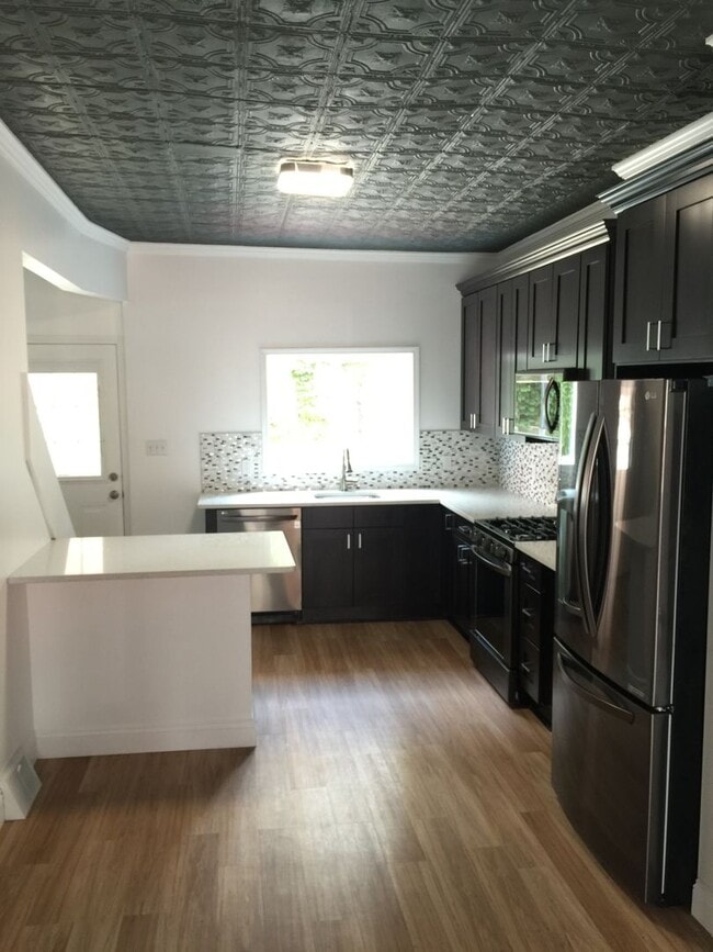 Foto del edificio - Gorgeous 3 Bedroom Reno in South Side. Ope...