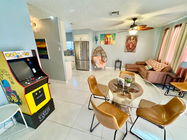 Foto del edificio - 5333 Longridge Ave