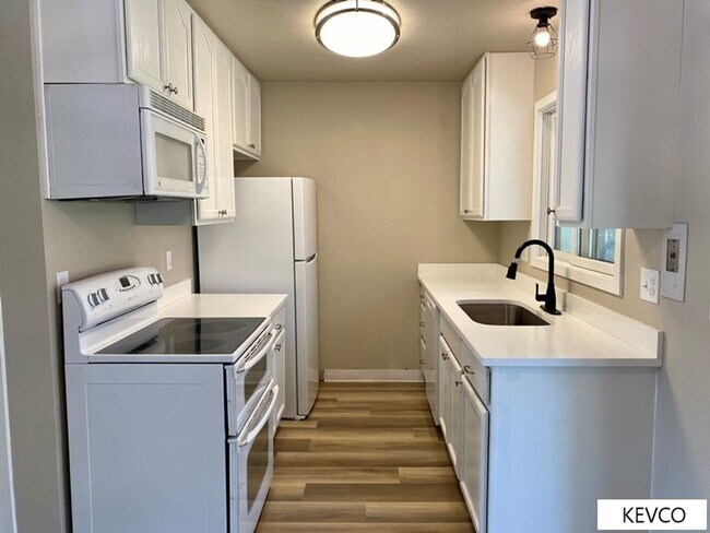 Foto del edificio - Bright Home with Massive Backyard!