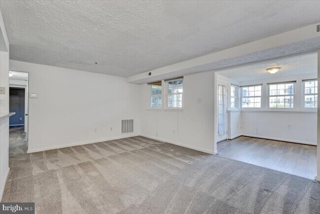 Building Photo - 1454 Greenbriar Cir