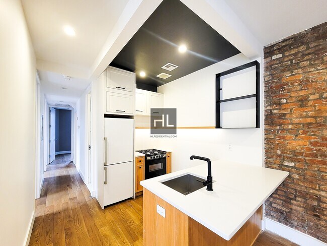 Building Photo - 437 Throop Ave