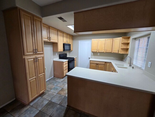 Building Photo - Seacove Place: 3 Bedrooms 3 Full Bath Atta...