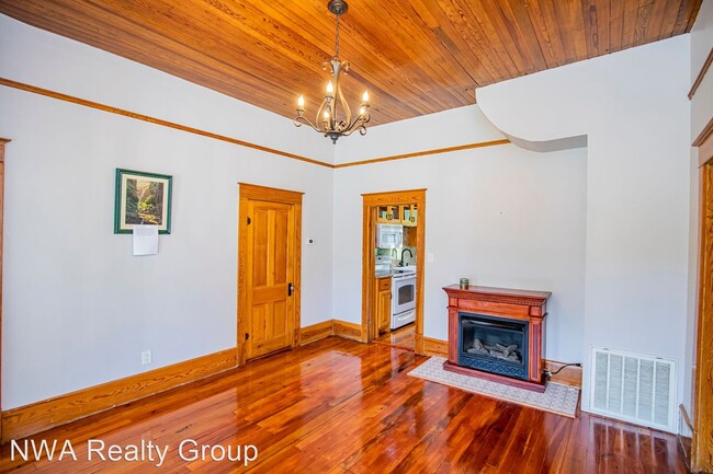 Building Photo - 3 br, 2 bath House - 402 NE Main Street