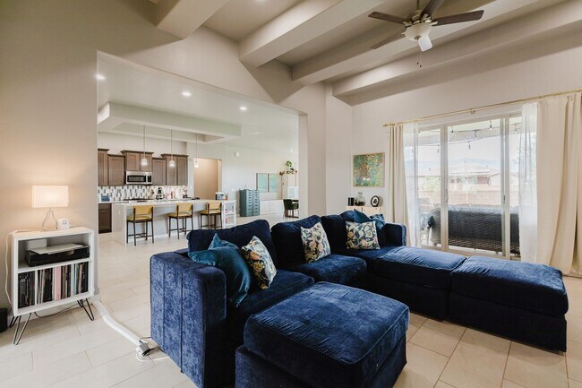 Foto del edificio - Modern 5 Bedroom Home with Solar Panels - ...